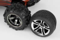 2.8 low profile wheel next to usual 2.2 one.